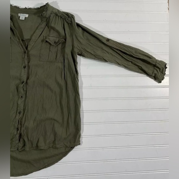 Sundance Womens Green Button Down Shirt with Ruffled Edge Size Medium Pockets - Picture 14 of 15